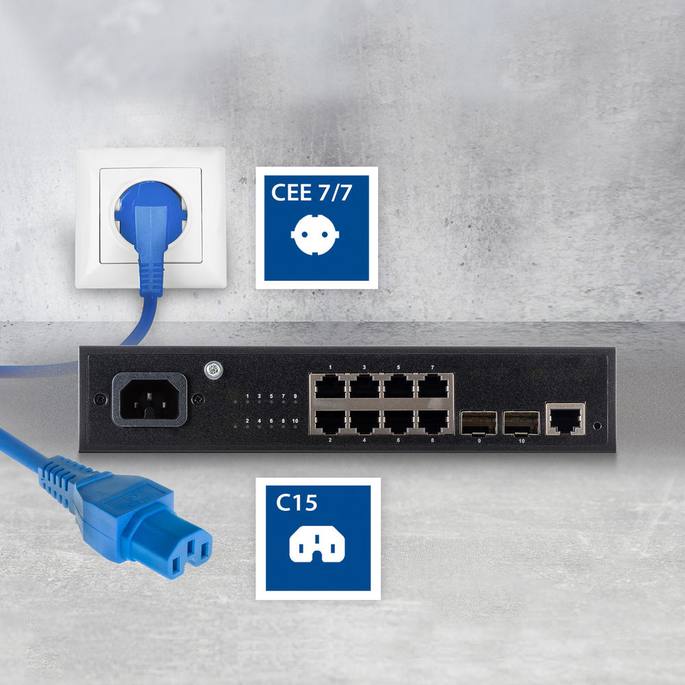 Ein schwarzer Netzwerk-Switch mit Anschlüssen, blaue Stromkabel, die in eine Steckdose und einen C15-Stecker gesteckt sind. CEE 7/7 Symbol ist sichtbar.