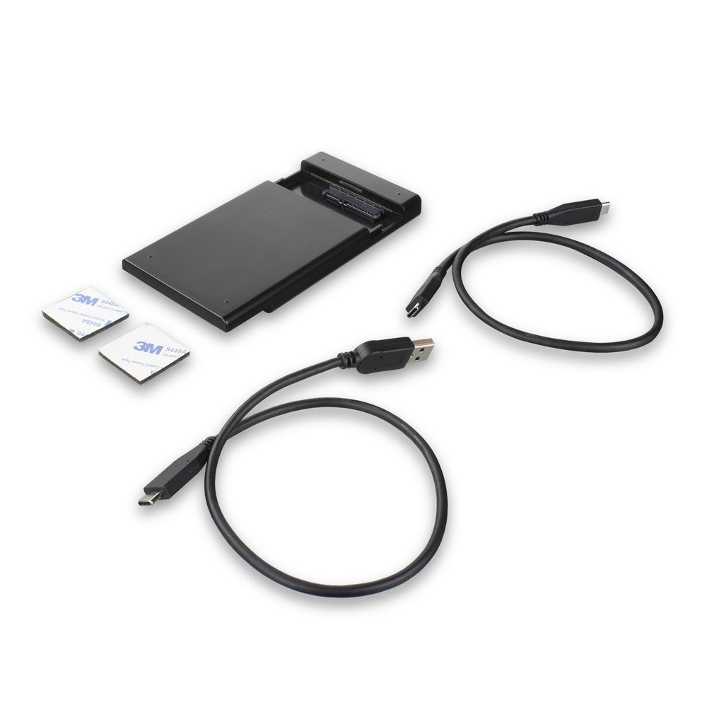 Schwarzes Festplattengehäuse, zwei USB-Kabel und zwei Klebepads auf weißer Oberfläche. Kabel sind schwarz.
