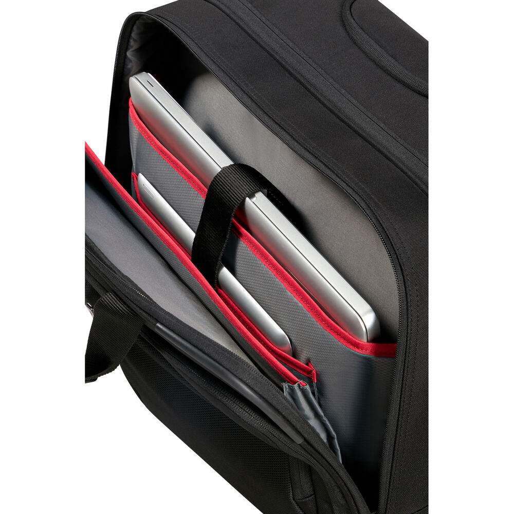 Valise noire ouverte avec un ordinateur portable et une tablette à l'intérieur. La doublure rouge accentue les poches. Une poignée noire est présente.