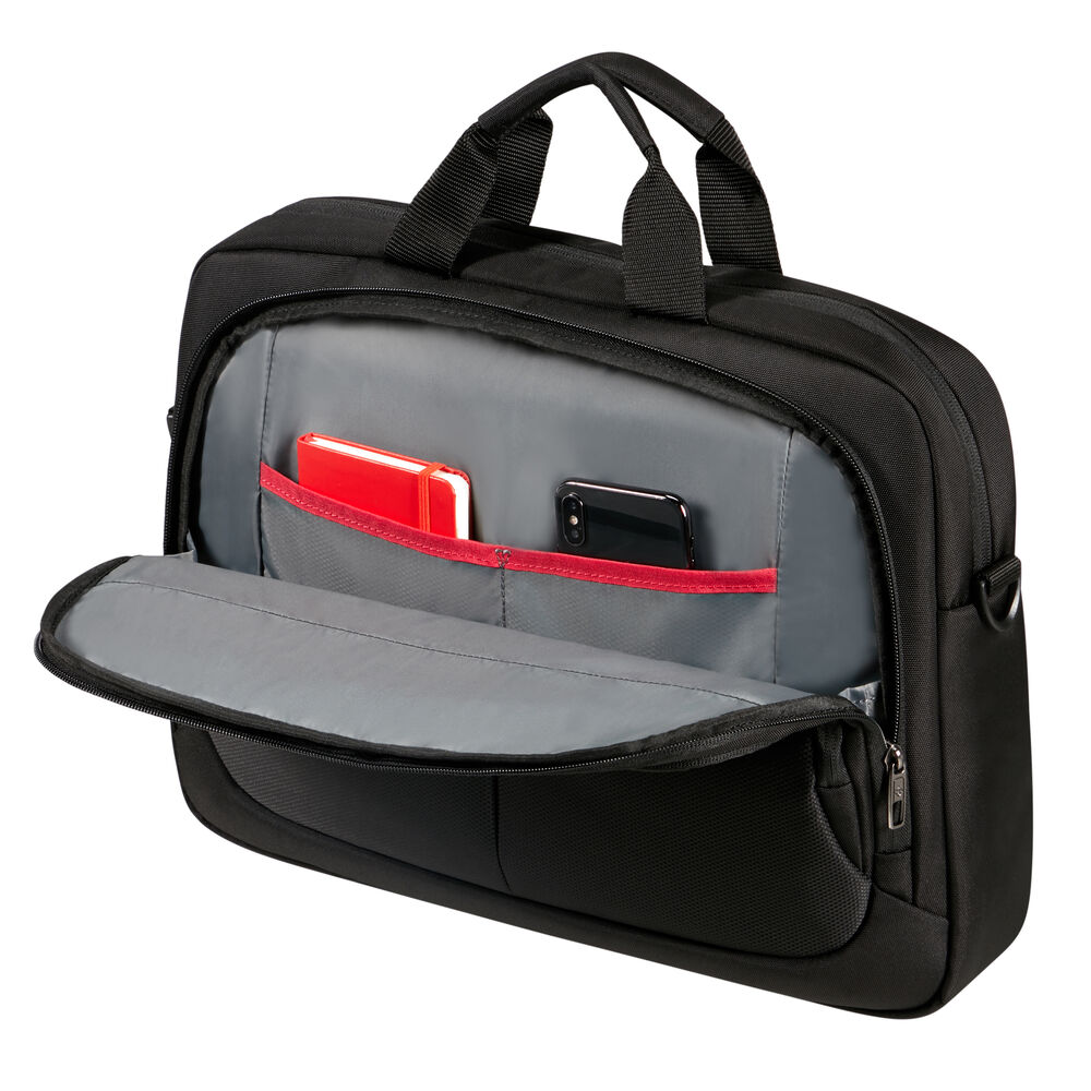 Schwarze Aktentasche mit geöffneter Klappe, die ein rotes Notizbuch und ein schwarzes Smartphone im Inneren zeigt. Grauer Innenraum und rote Akzente.