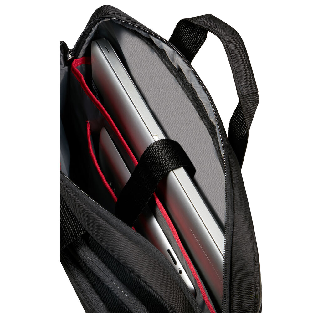 Geöffnete schwarze Laptoptasche mit silbernen Laptops und Tablet. Rote Akzente innen. Schwarze Trageriemen.