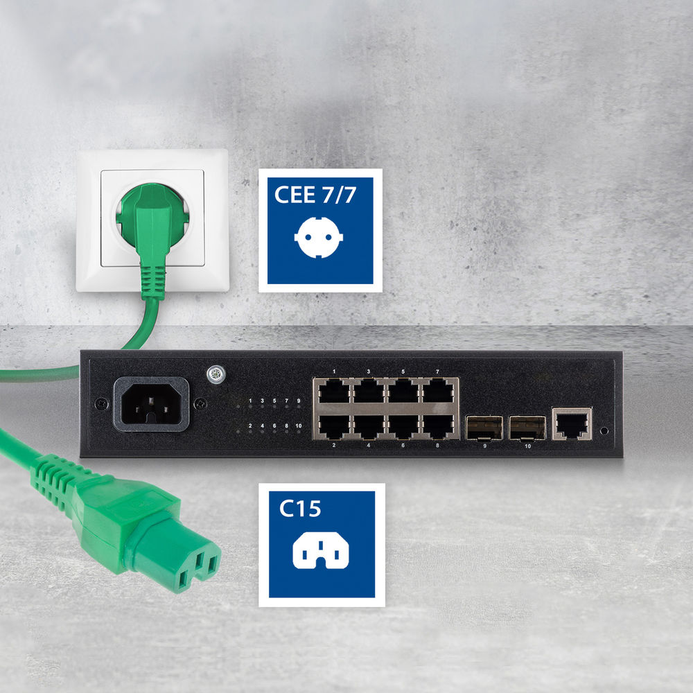 Schwarzer Netzwerk-Switch mit Anschlüssen, grünes Netzkabel in Steckdose und C15- und CEE 7/7-Symbole.
