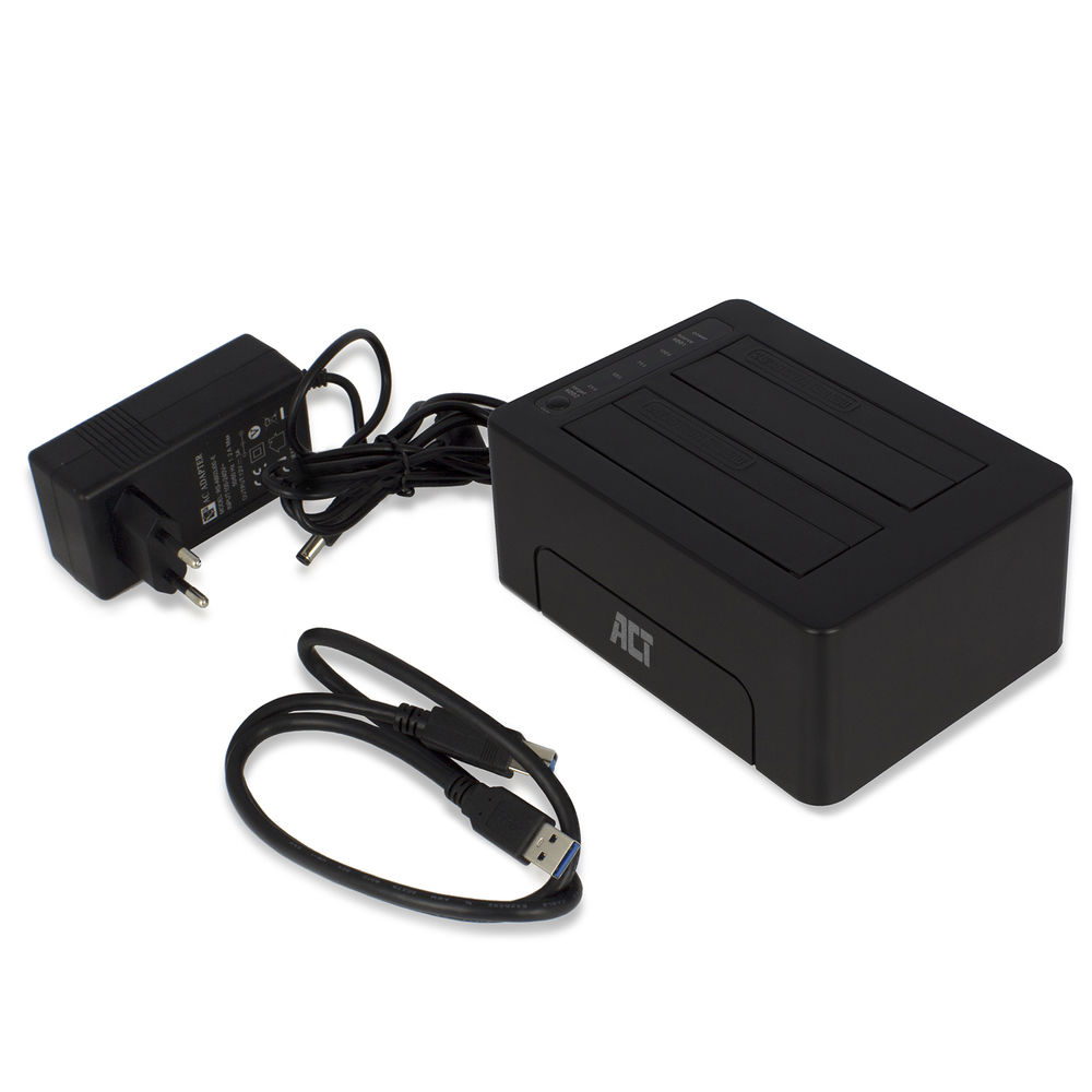 Eine schwarze Festplatten-Dockingstation mit Netzteil und USB-Kabel auf weißem Untergrund. Die Marke ist ACT.