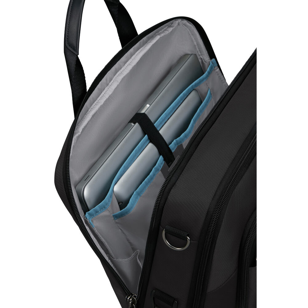 Nahaufnahme einer schwarzen Laptoptasche, in der sich ein Laptop befindet. Der Innenraum ist grau mit blauen Akzenten.