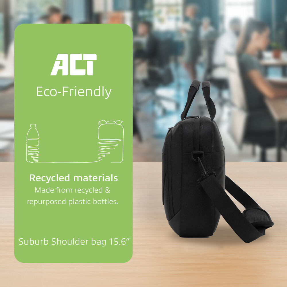 Borsa a tracolla nera su un tavolo di legno. Un cartello verde indica 'Eco-compatibile' e 'Materiali riciclati'. Ambiente ufficio sullo sfondo.