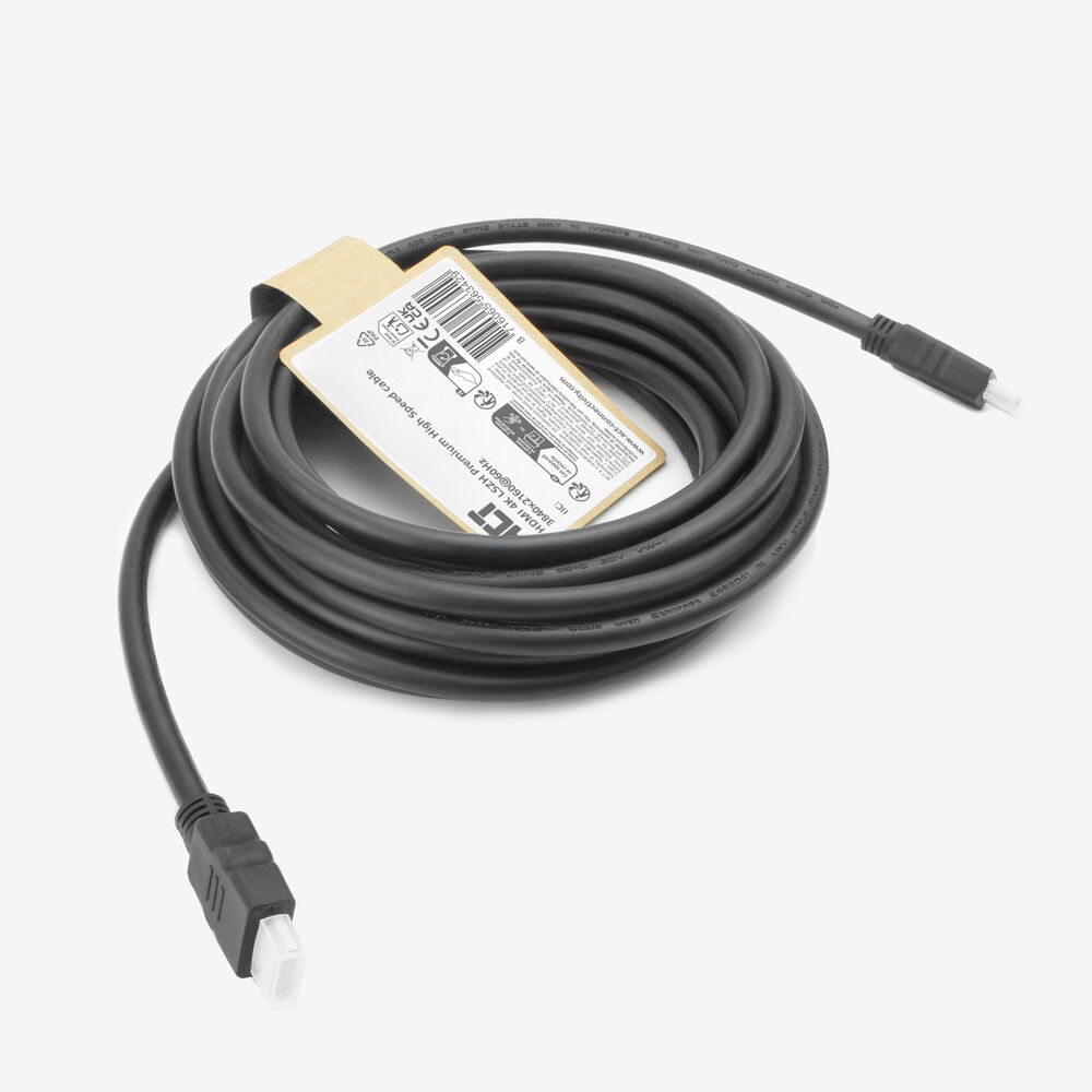 Ein gerolltes schwarzes HDMI-Kabel mit Steckern an jedem Ende, ein Produktetikett ist an der Spule befestigt, vor weißem Hintergrund.