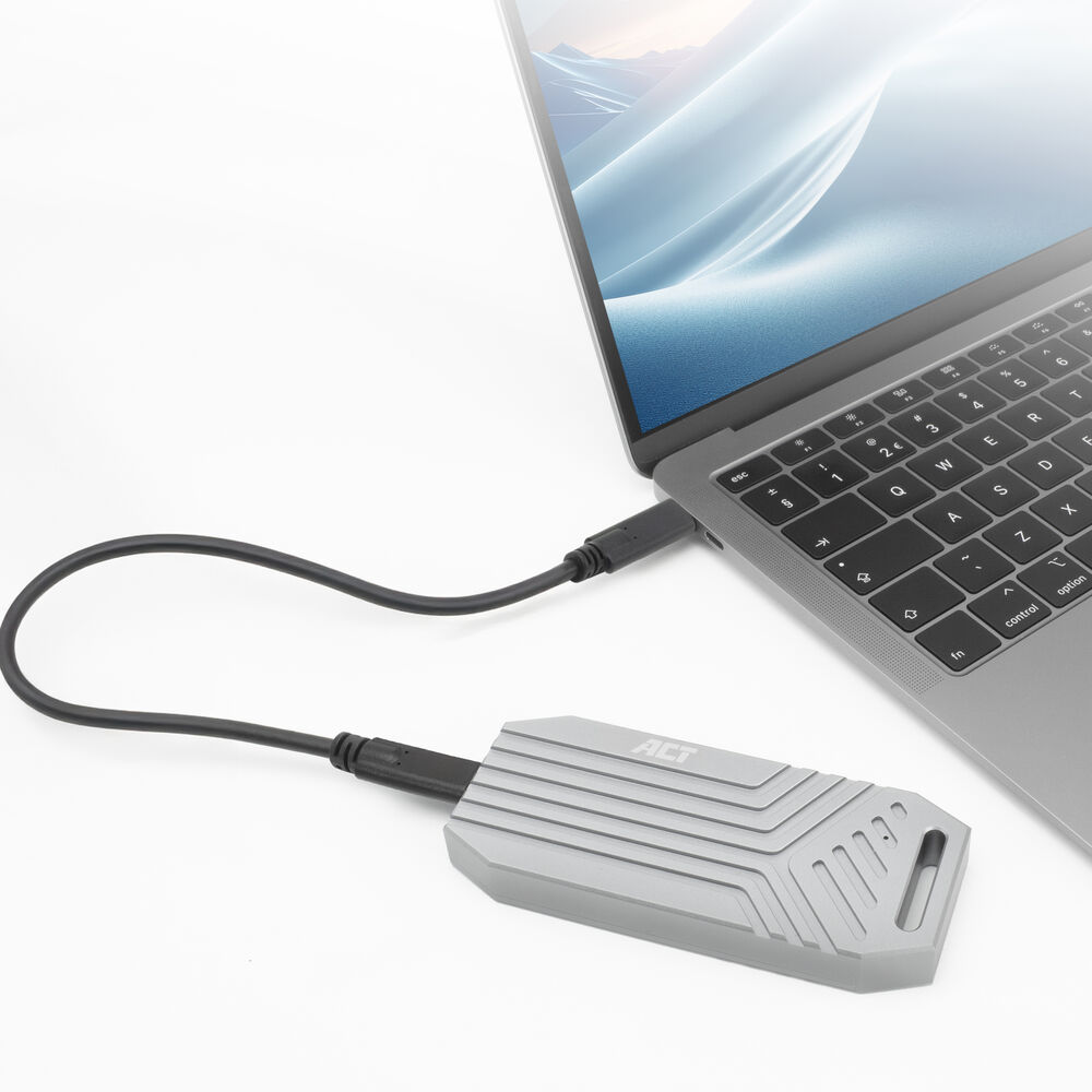 Ein grauer Laptop, verbunden mit einer grauen externen Festplatte über ein schwarzes Kabel. Weißer Hintergrund, Laptop-Bildschirm zeigt blaues abstraktes Bild.