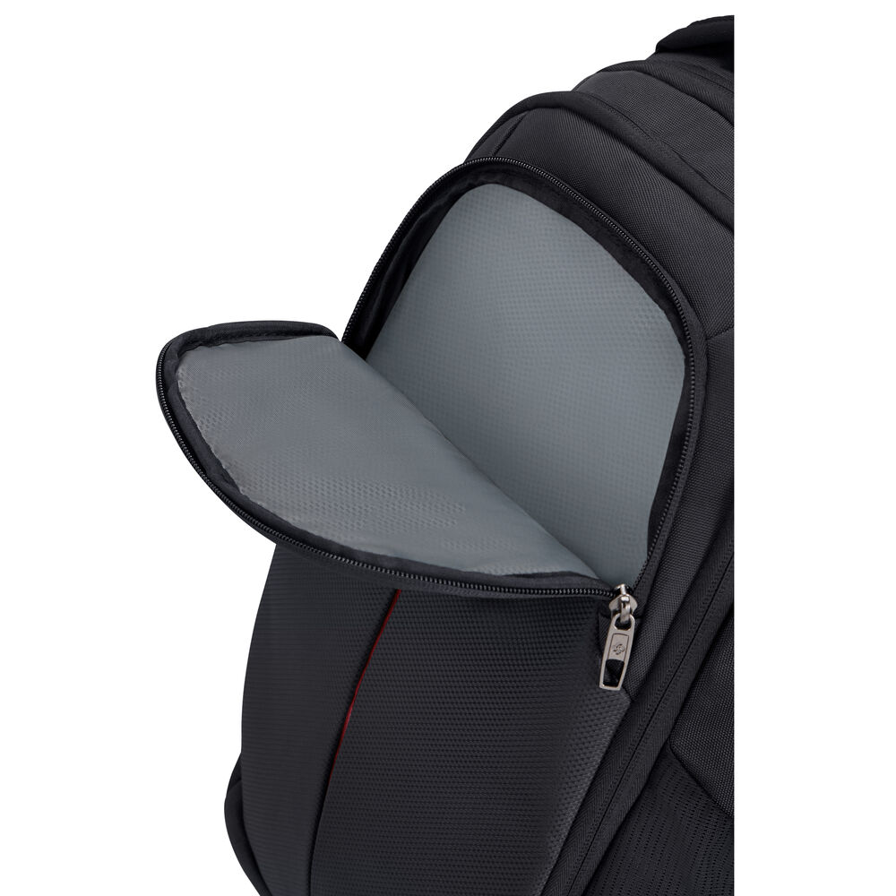Sac à dos noir avec un compartiment ouvert révélant un intérieur gris. Une bande rouge longe le côté, et une fermeture éclair argentée est visible.