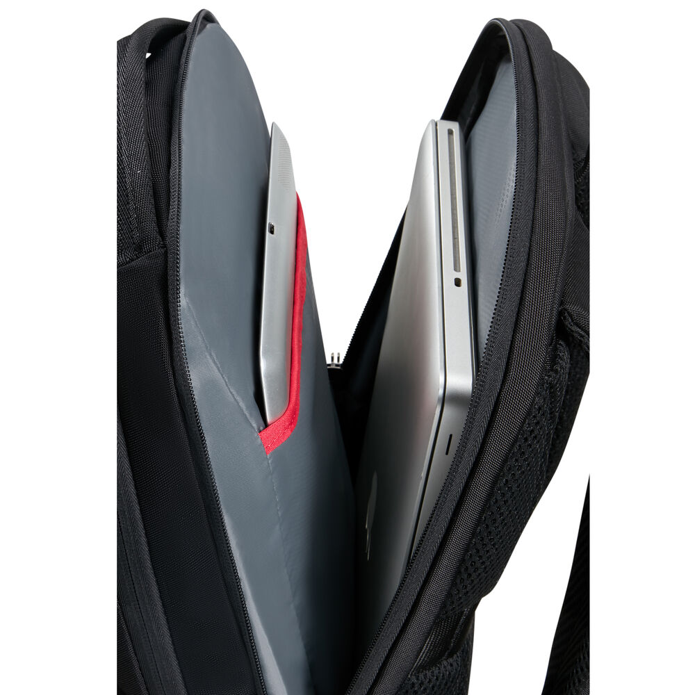 Schwarzer Rucksack offen, Laptop und Tablet sichtbar. Grauer Innenraum mit roter Einfassung. Schwarze Netztasche rechts.