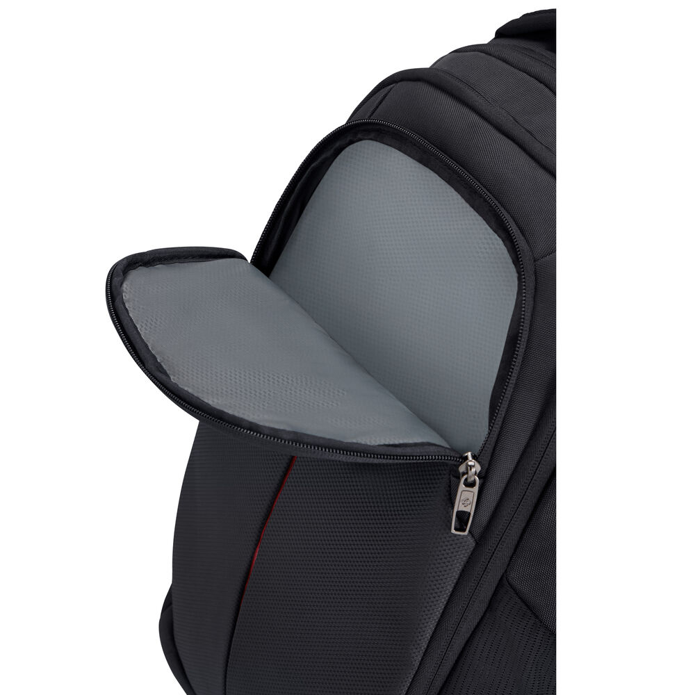 Nahaufnahme eines schwarzen Rucksacks mit offener Tasche. Die Innenseite der Tasche ist grau. Auf der Seite ist eine rote Linie.