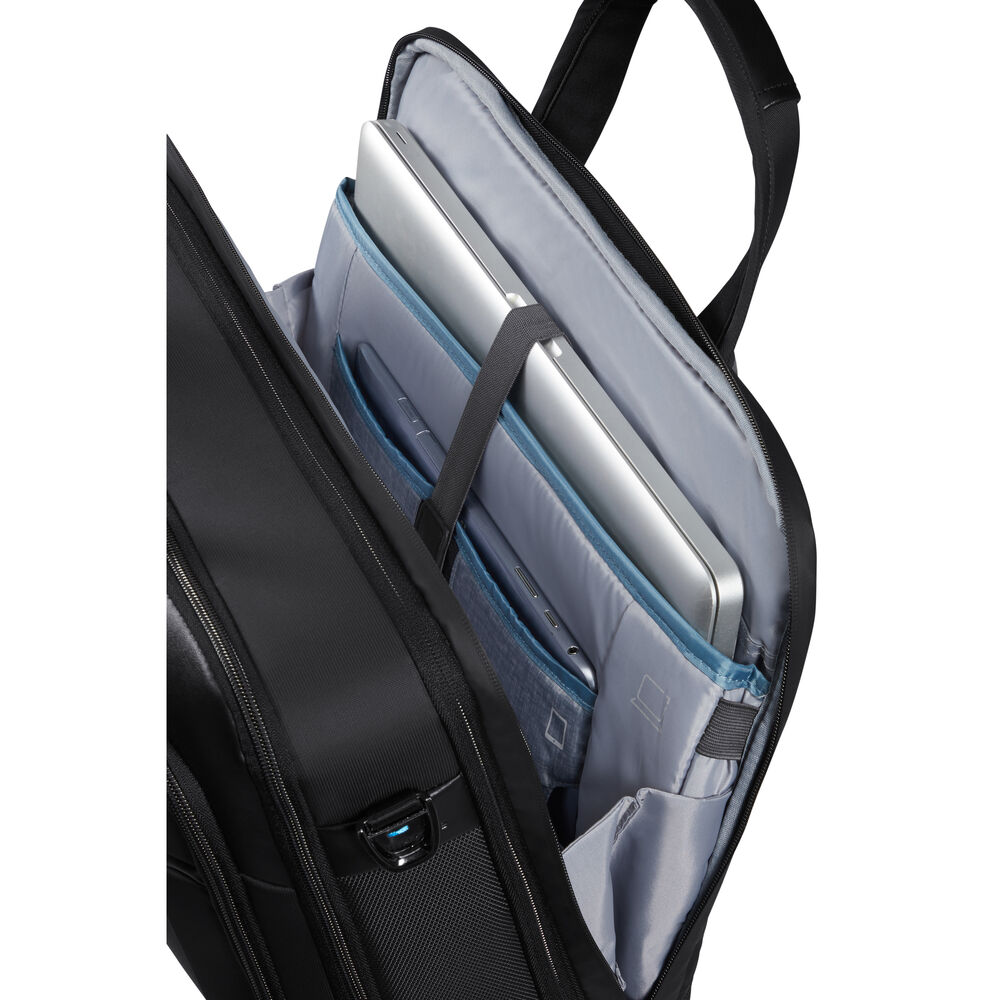 Borsa nera aperta per laptop che mostra laptop e tablet nei compartimenti. La borsa ha un manico ed è su sfondo bianco.