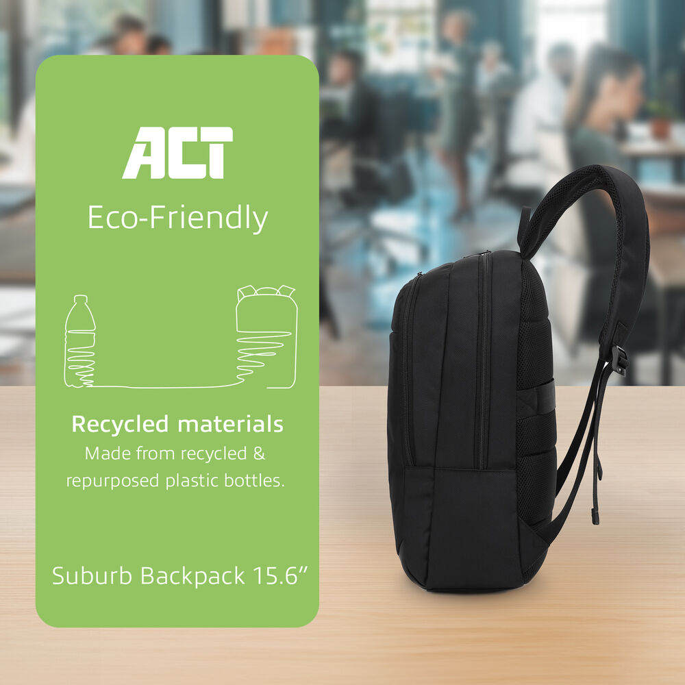 Zaino nero su una superficie di legno chiaro. Un cartello verde mostra 'ACT Eco-Friendly' e 'Recycled materials'.