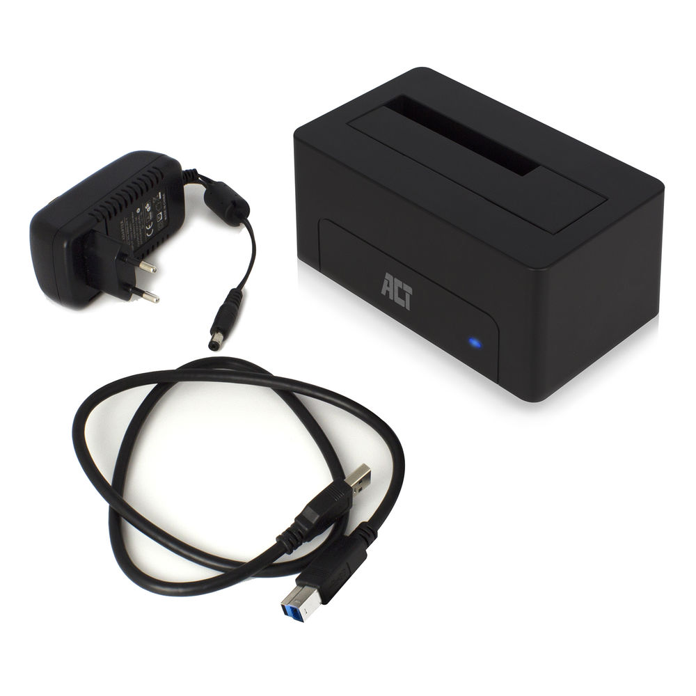 Schwarze Festplatten-Dockingstation mit Netzteil und USB-Kabel auf weißer Oberfläche. Die Station hat das ACT-Logo.