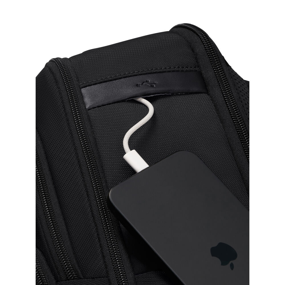 Borsa nera con telefono in carica. Un cavo bianco si collega a un telefono nero con il logo Apple.