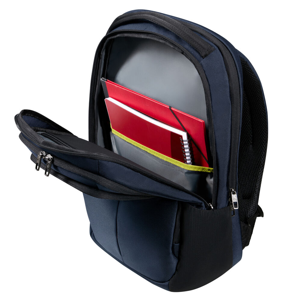 Ein marineblauer Rucksack mit offenen Fächern. Rote und ein weißes Notizbuch befinden sich darin. Der Rucksack hat schwarze Details und Reißverschlüsse.
