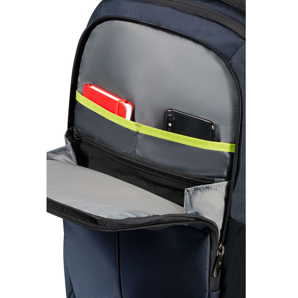 Offener Rucksack mit rotem Notizbuch und Smartphone in der Tasche. Der Rucksack ist blau mit schwarzen Details und grauem Innenraum.
