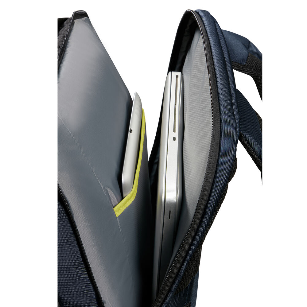 Ein marineblauer Rucksack ist offen und zeigt einen Laptop und ein Tablet. Der Laptop ist silber und das Tablet ist weiß.