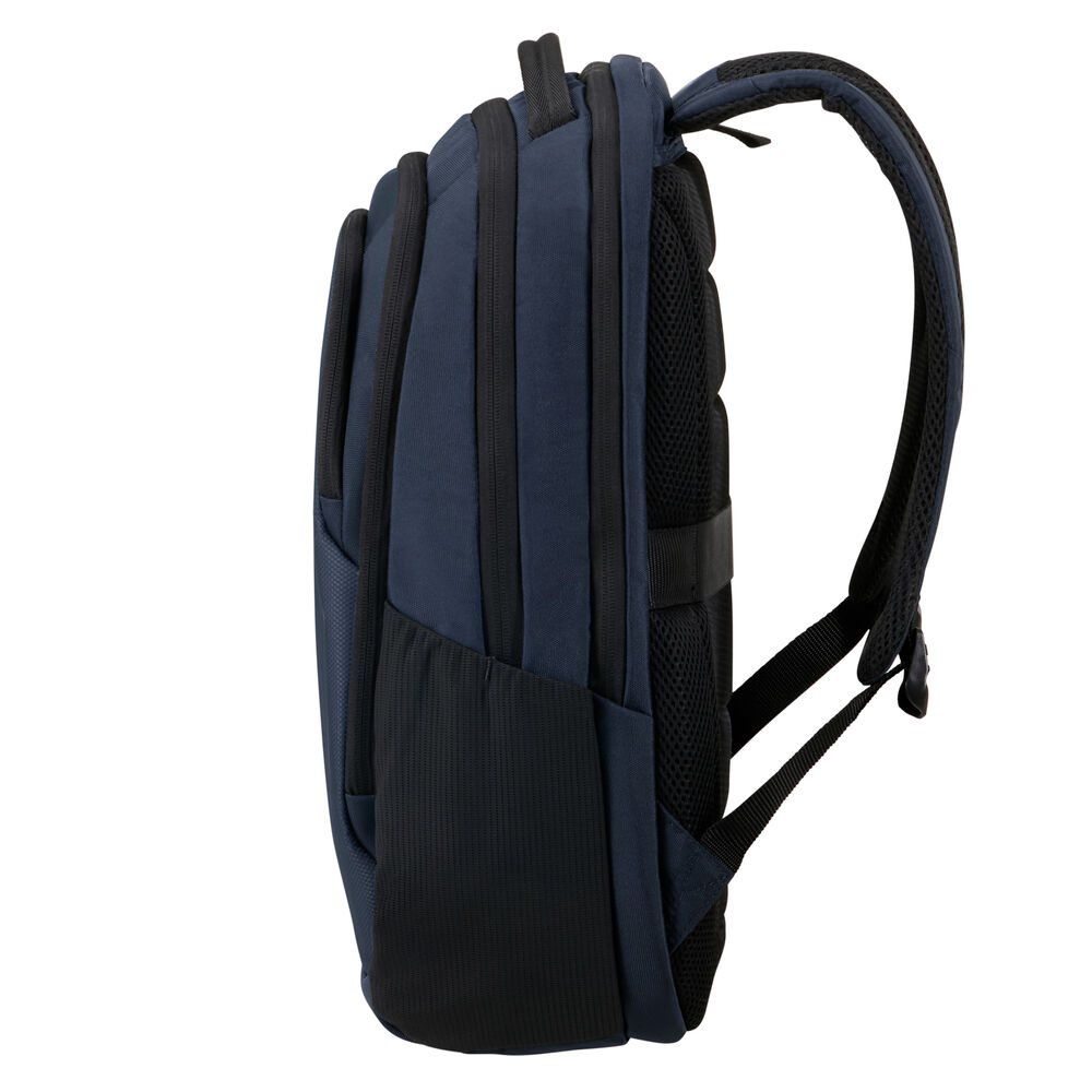 Seitenansicht eines marineblauen Rucksacks mit schwarzen Akzenten. Merkmale sind gepolsterte Gurte, Netzrücken und mehrere Fächer.