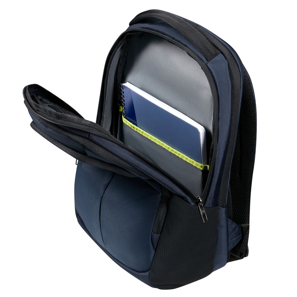 Ein marineblauer Rucksack ist geöffnet und zeigt ein Notizbuch im Inneren. Der Rucksack hat einen schwarzen Griff und eine Reißverschlusstasche.