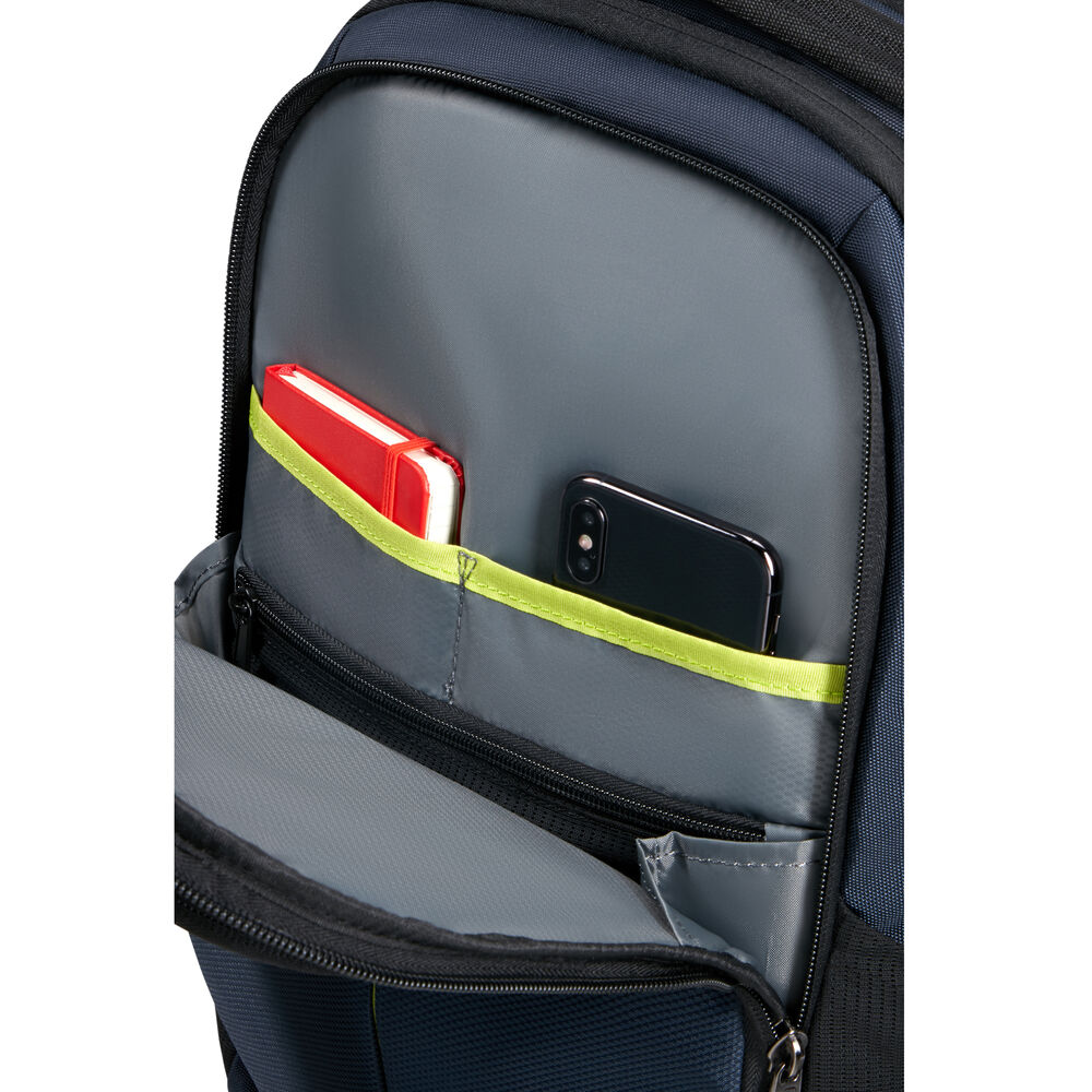 In der Navy-Rucksacktasche befinden sich ein rotes Notizbuch und ein schwarzes Smartphone. Die Tasche hat einen limettengrünen Rand.