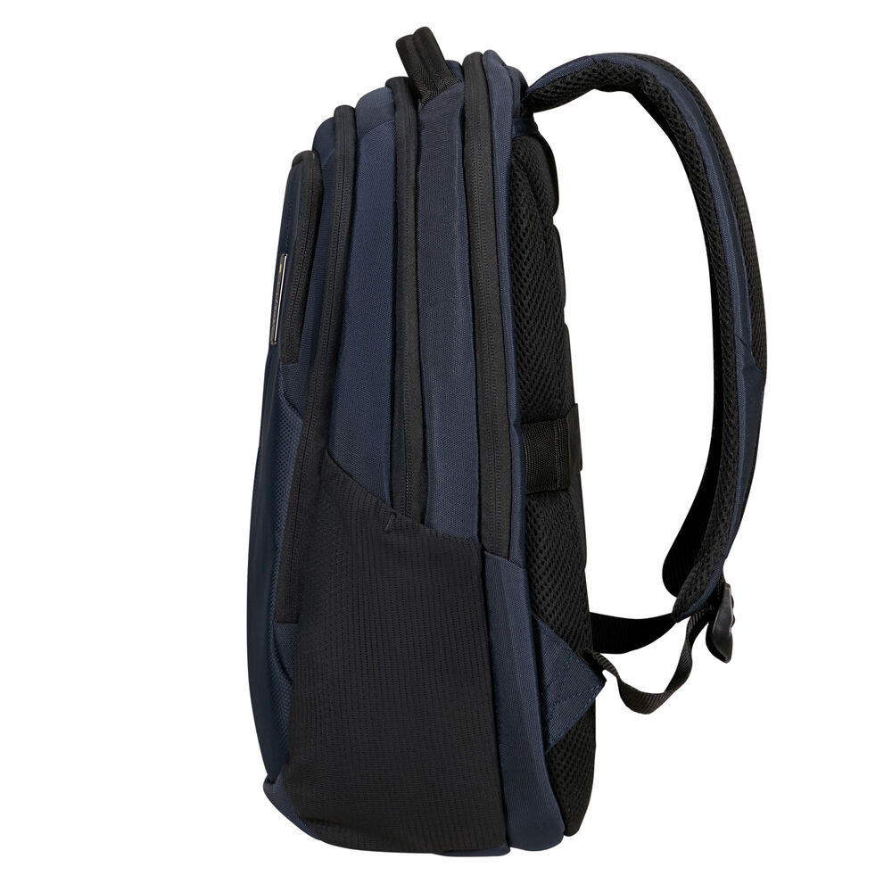 Ein marineblauer und schwarzer Rucksack. Das Seitenprofil zeigt eine gepolsterte Rückseite und Schultergurte. Reißverschlüsse und Taschen sind sichtbar.