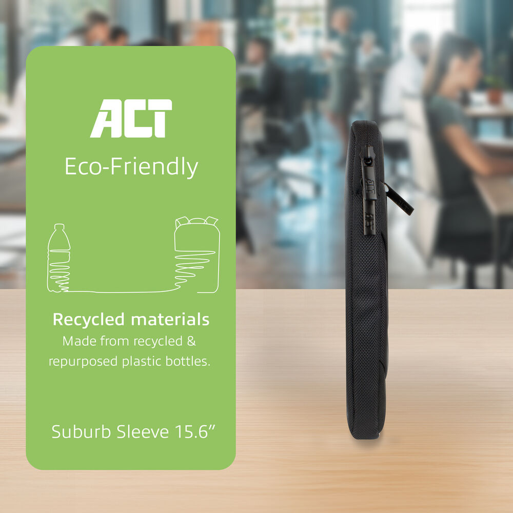 Zwarte laptoptas met rits. Groen bord met "Eco-Friendly" en "Recycled materials". Achtergrond toont een kantoor.