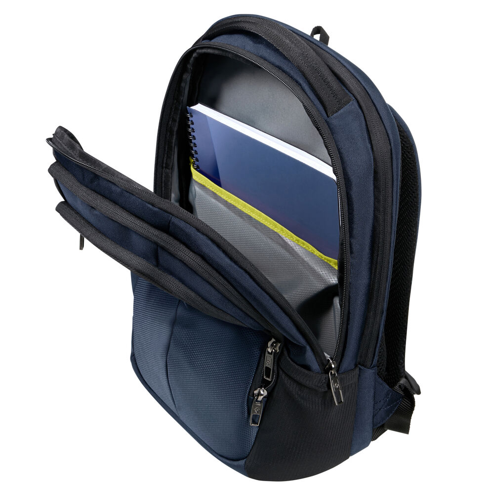 Uno zaino blu navy con scomparti aperti. All'interno ci sono quaderni e una custodia grigia. Cerniere e cinghie nere.