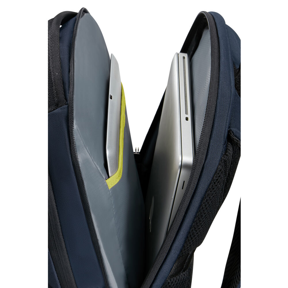 Uno zaino blu scuro aperto, che rivela un laptop e un tablet all'interno. L'interno ha una fodera grigia e un accento giallo.