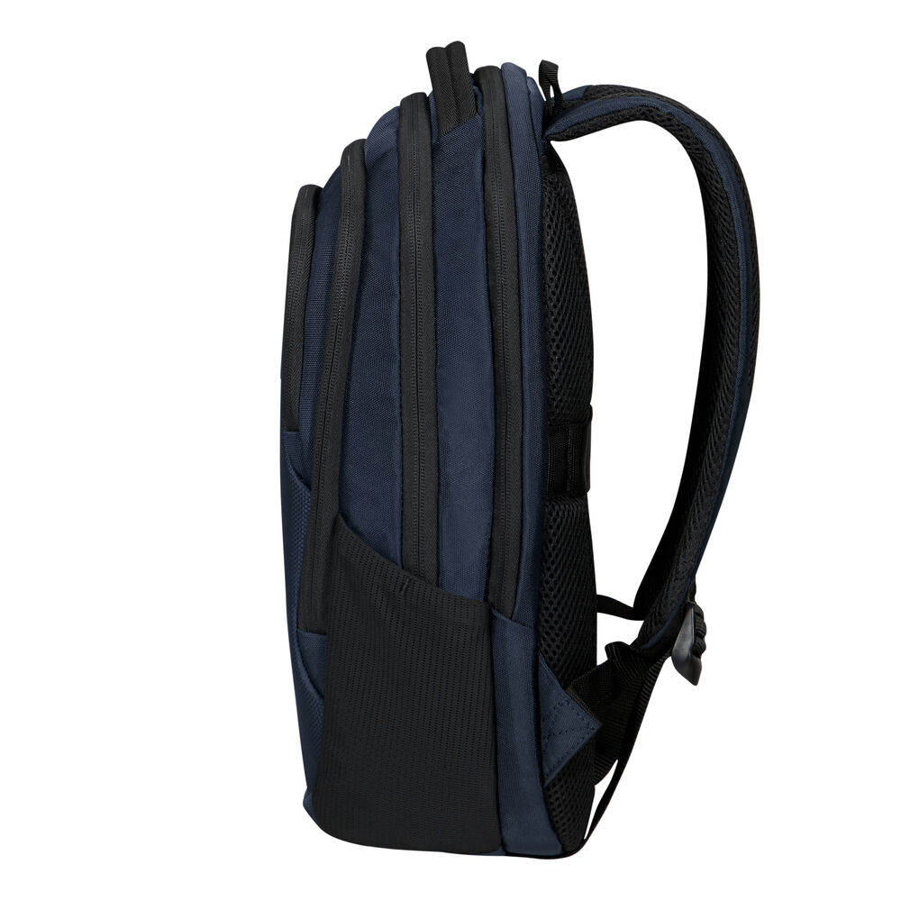 Uno zaino blu navy con dettagli neri. Ha più scomparti, uno schienale in rete e spallacci curvi.