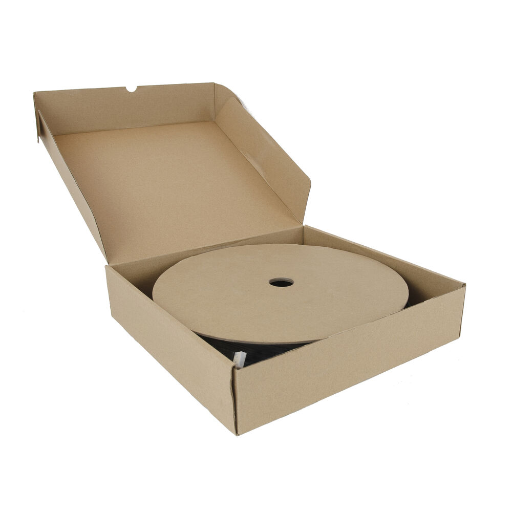 Een ronde spoel bruin papier zit in een open kartonnen doos. De doos en de spoel zijn bruin. De achtergrond is wit.