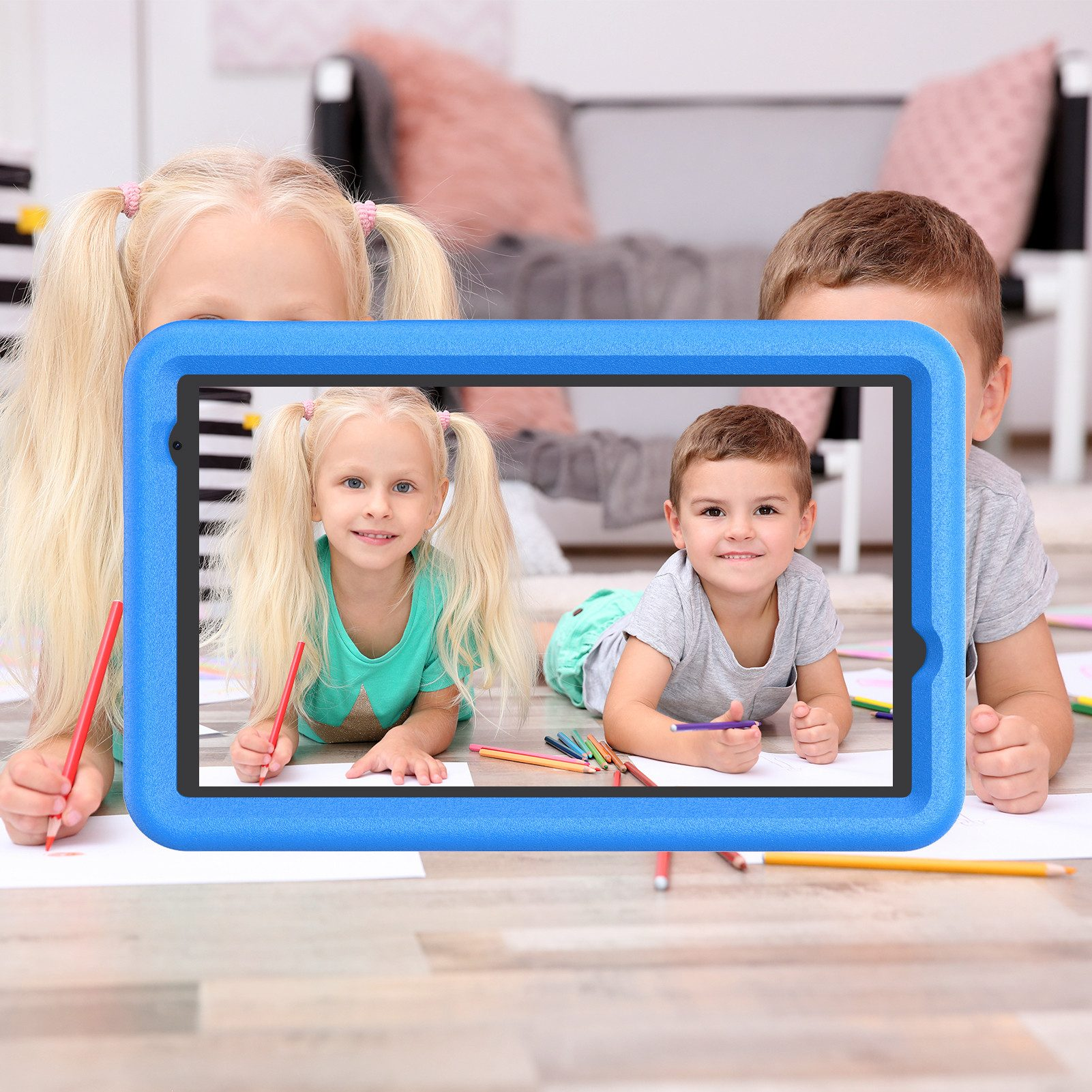 Zwei Kinder zeichnen, zu sehen hinter einem blauen Tablet, das dieselben Kinder beim Zeichnen mit Stiften zeigt.