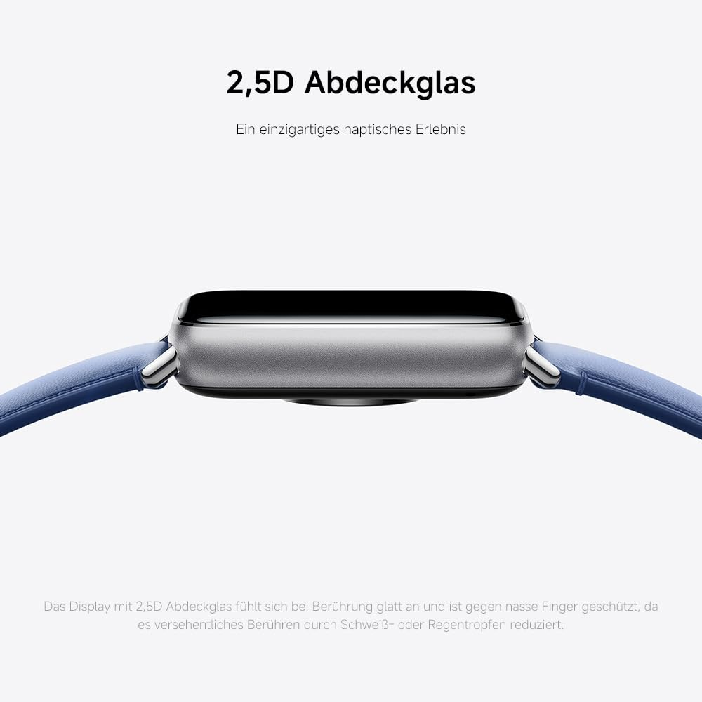 Eine Smartwatch mit silbernem Gehäuse und schwarzem Bildschirm. Sie hat ein blaues Armband und Text oben und unten.