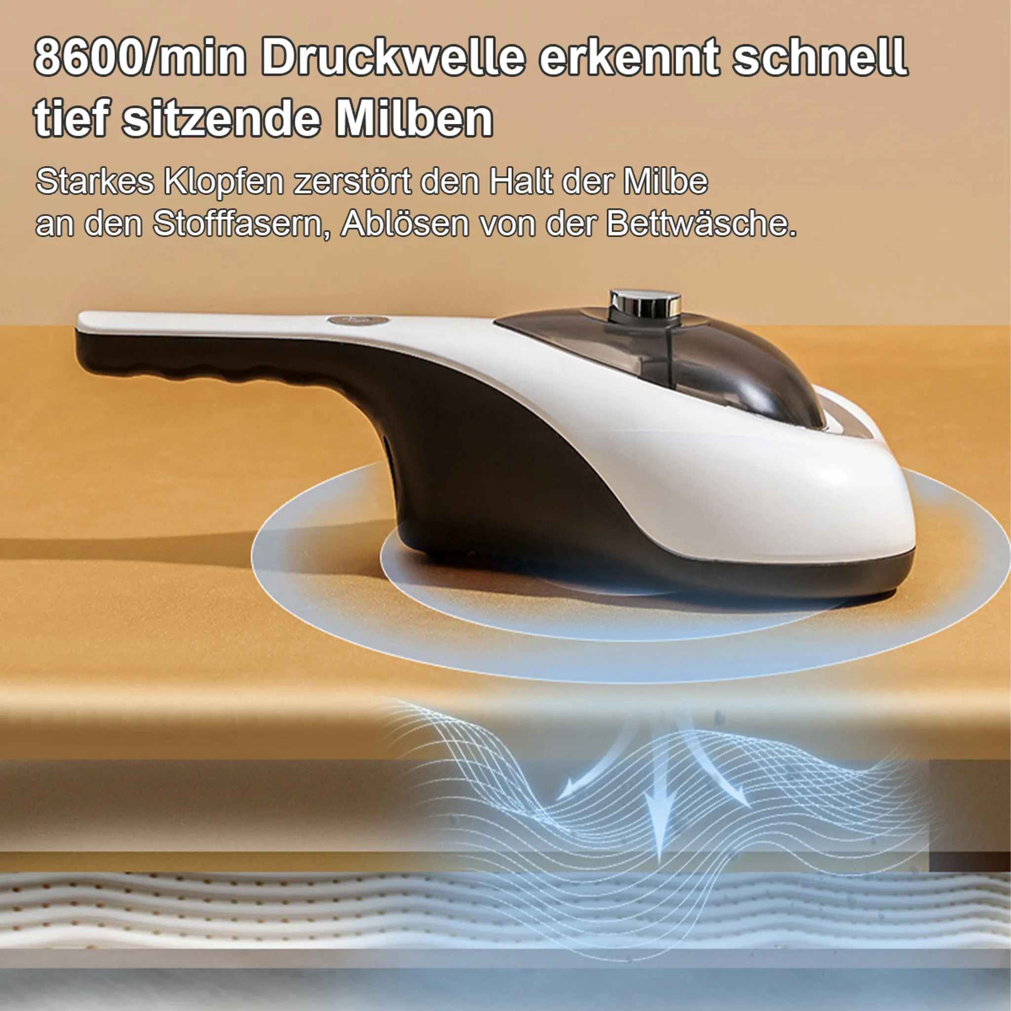 Ein weißer und schwarzer Milbenreiniger auf einem Bett. Text erwähnt 8600/min Druckwelle und tief sitzende Milben.