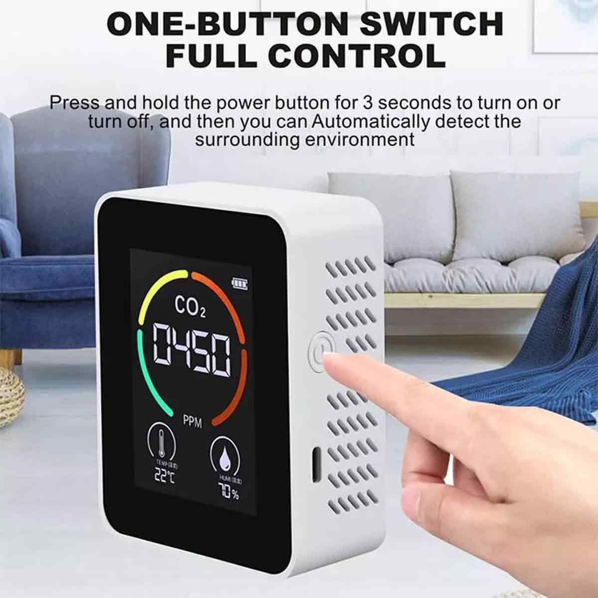 Eine Hand drückt eine Taste an einem weißen CO2-Detektor. Der Bildschirm zeigt Messwerte und Symbole. Der Text oben lautet 'ONE-BUTTON SWITCH'.