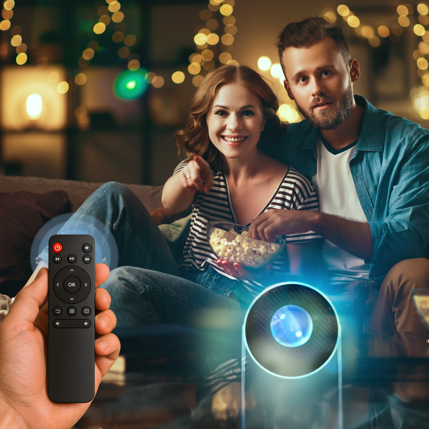 Para ogląda film, je popcorn. Kobieta wskazuje. Pilot w pierwszym planie. Projektor pośrodku, światła w tle.