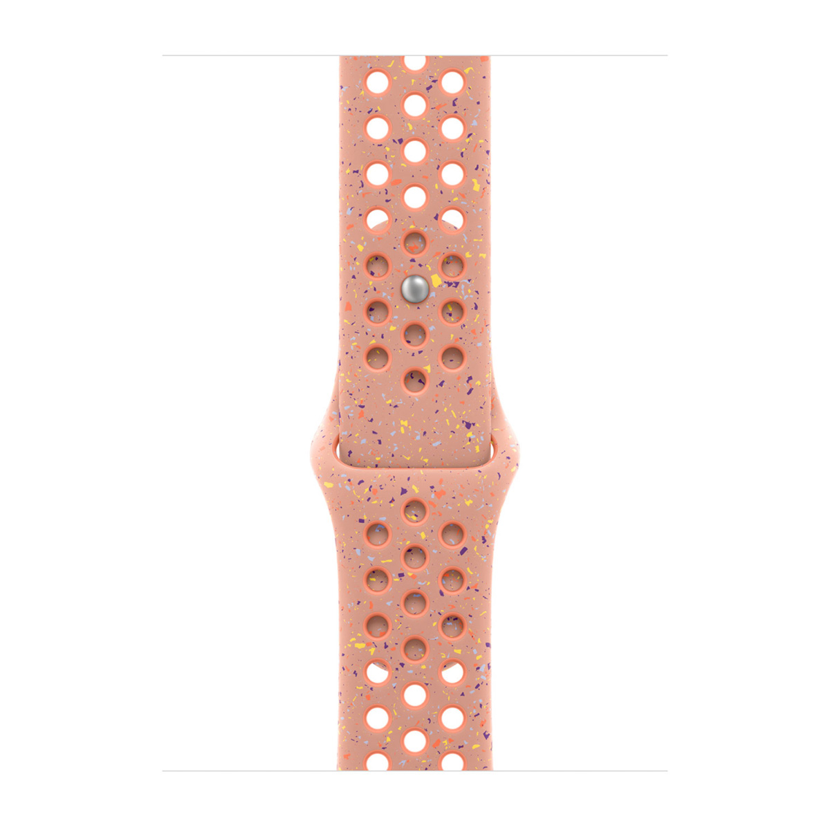 Primo piano di un cinturino Apple Watch color pesca. Ha fori e macchie colorate. È visibile una chiusura in metallo.