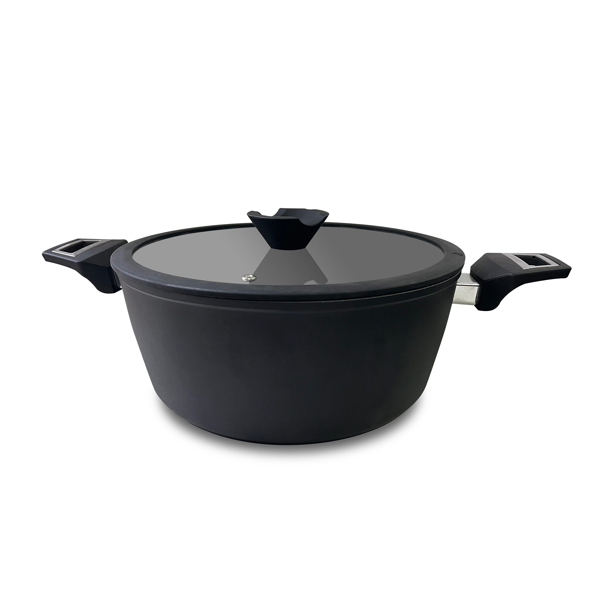 Una olla negra con tapa de cristal y asas, sobre un fondo blanco.