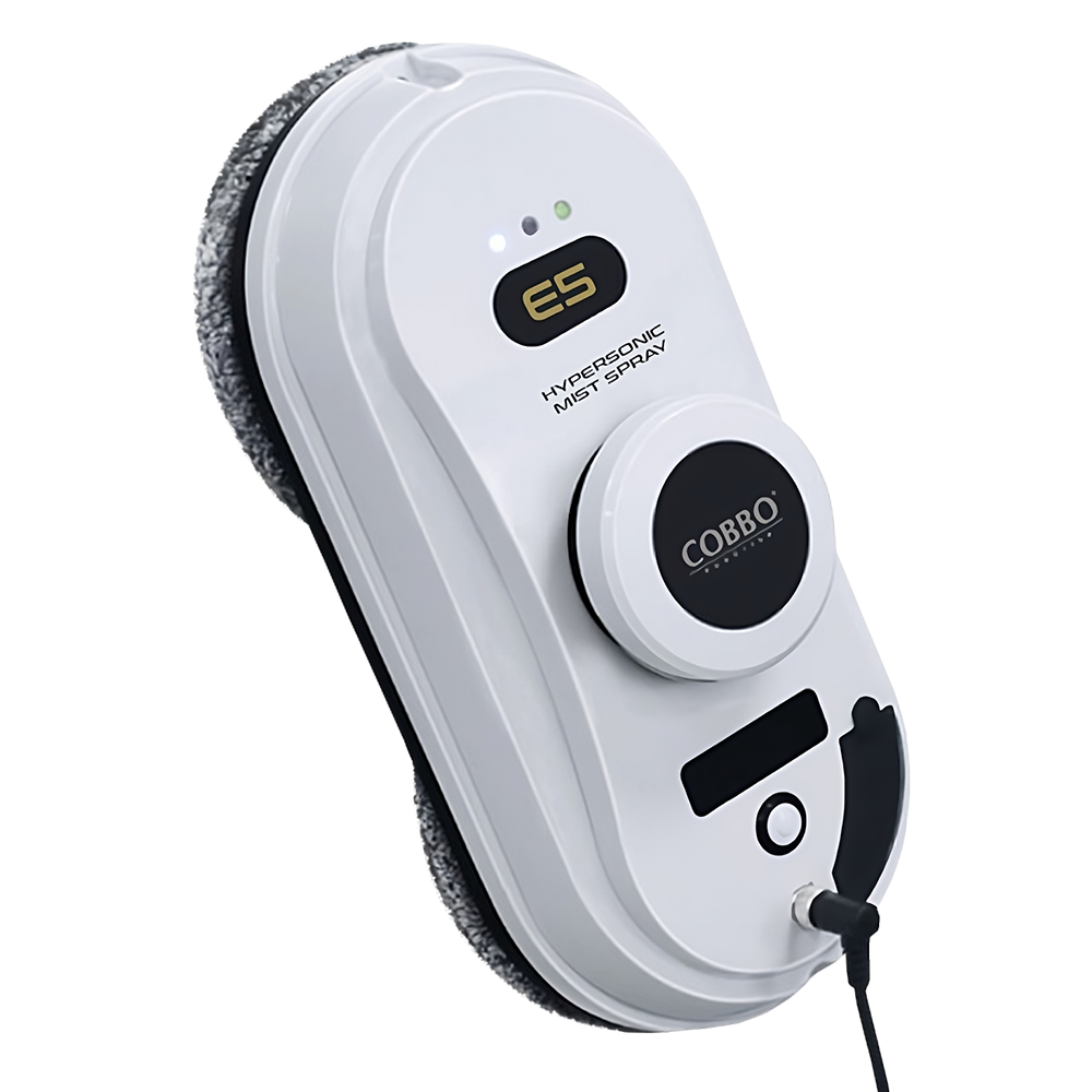 Biało-czarny robot do czyszczenia okien. Ma logo 'COBBO', tekst 'ES' i 'HYPERSONIC MIST SPRAY'. Podłączony jest czarny kabel.