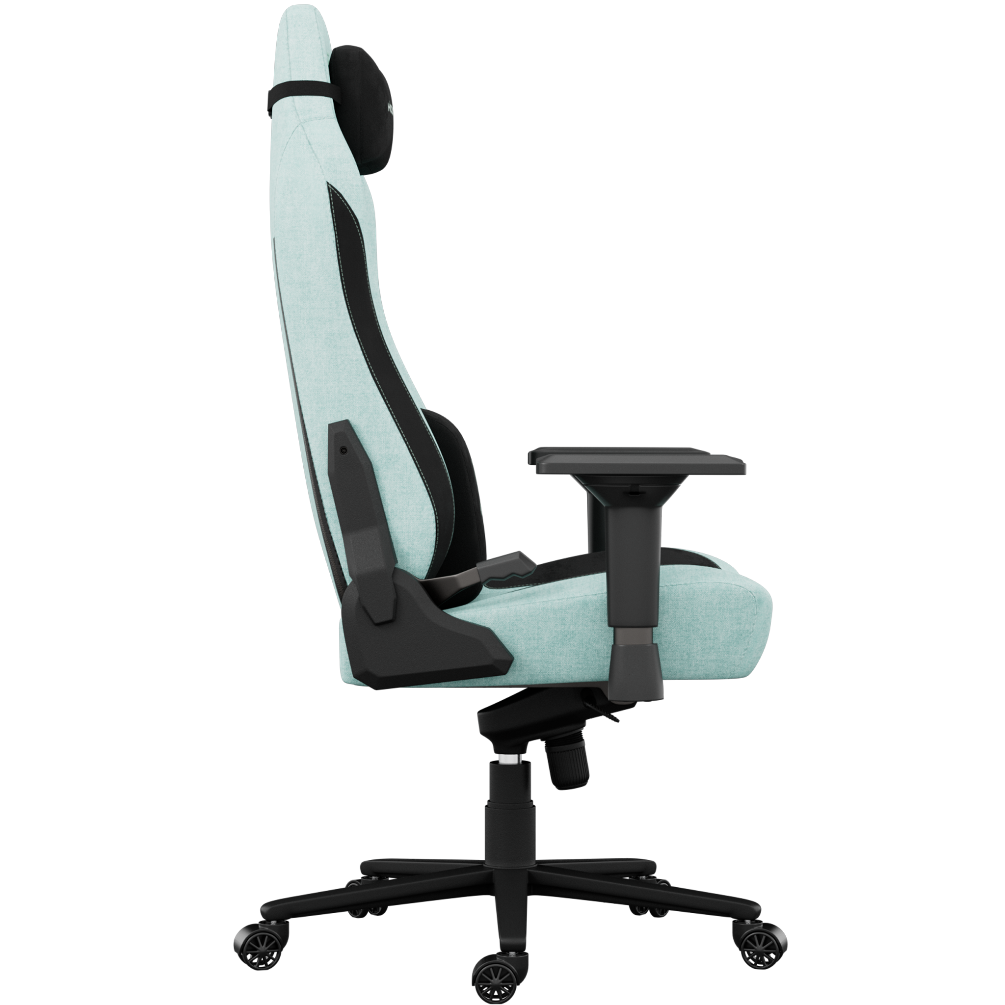 Vue latérale d'une chaise gaming, tissu bleu clair avec des accents noirs, base et roues noires, sur fond noir.