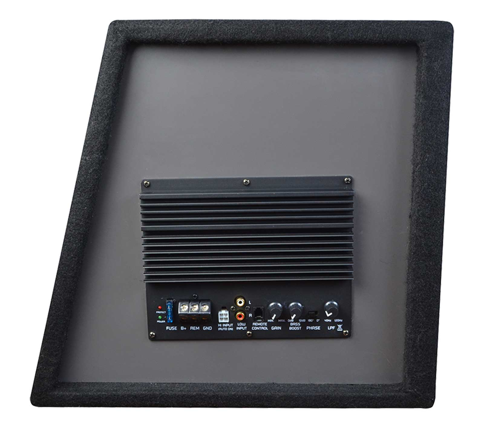 Ein Auto-Audio-Verstärker in einem schwarzen Gehäuse. Er verfügt über Regler für Gain, Boost, Phase und LPF. Das Gehäuse hat einen schwarzen Rahmen.