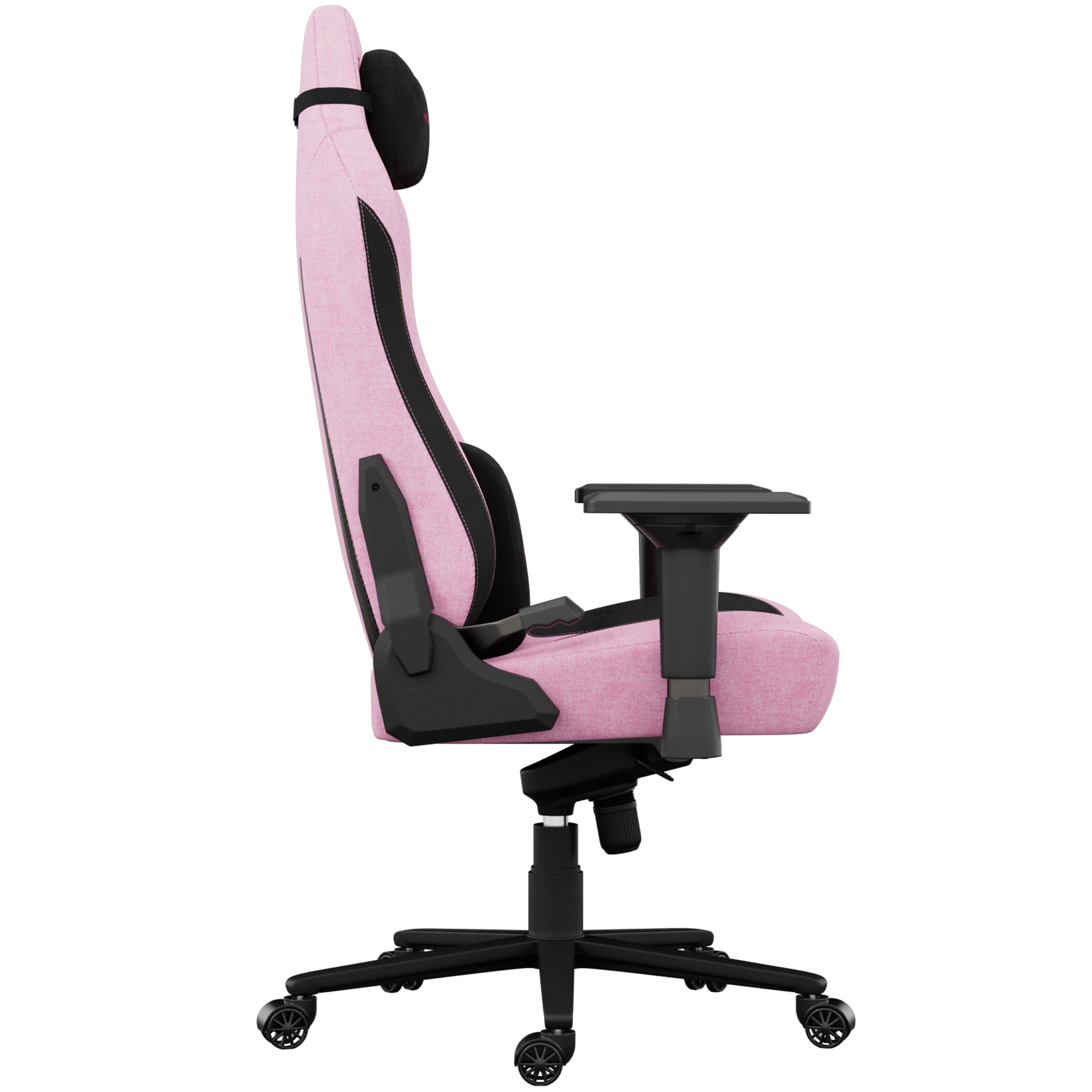 Chaise gaming rose avec des accents noirs, accoudoirs et appuie-tête. Elle a une base noire avec des roues et un fond blanc.