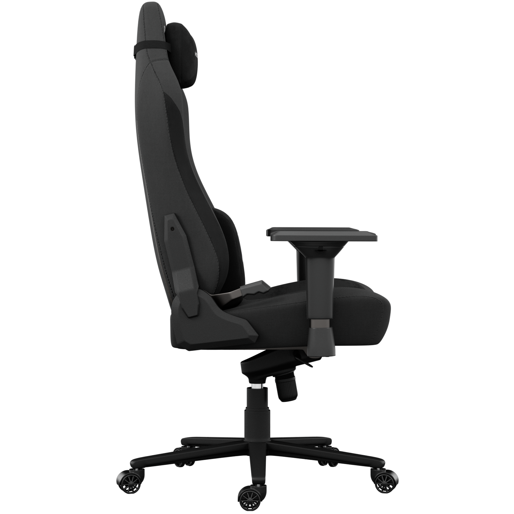 Vue latérale d'une chaise de jeu noire. Elle a un appui-tête, des accoudoirs et une base à cinq étoiles avec des roues. Le fond est noir.