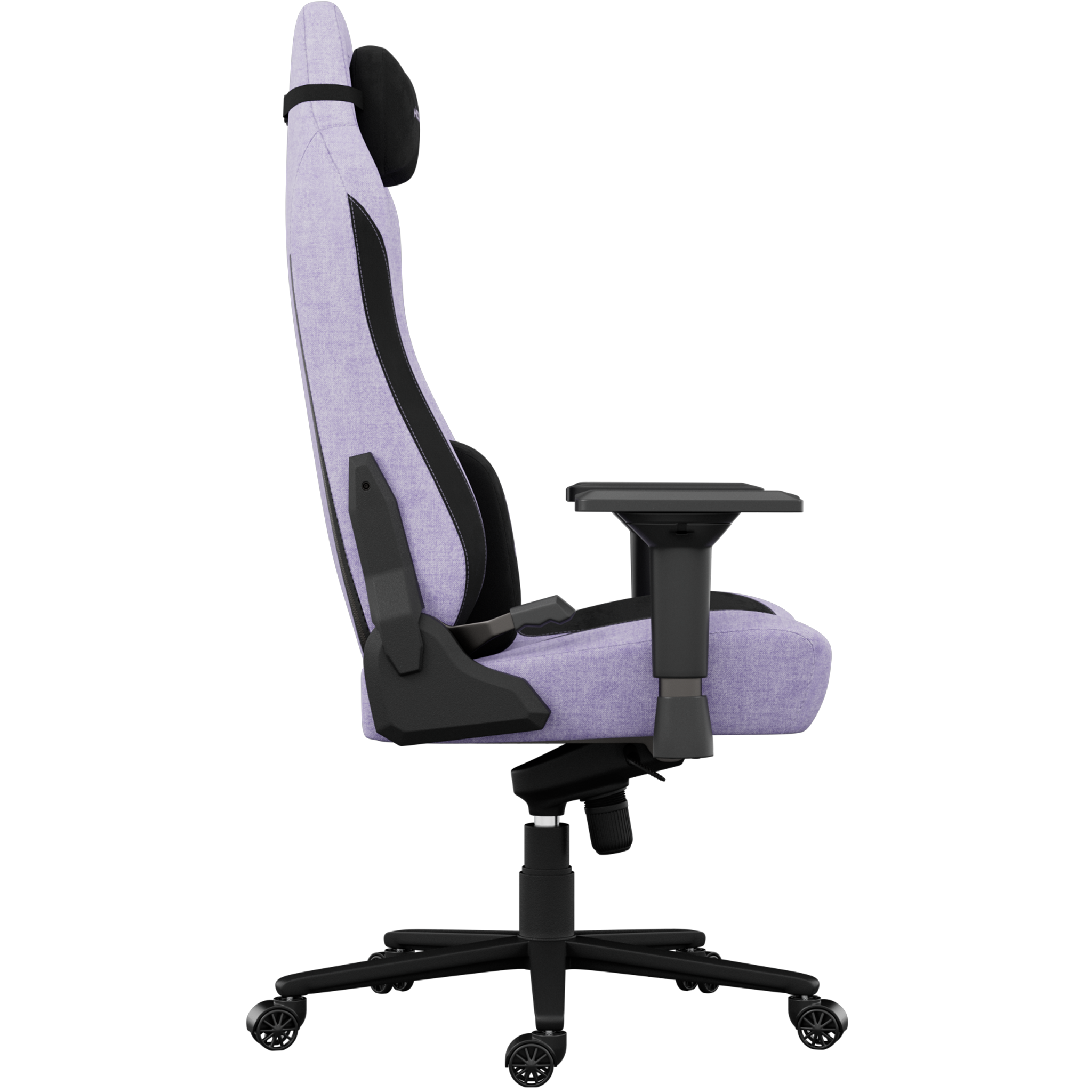 Vue latérale d'une chaise de jeu violette et noire. Elle possède un appui-tête, des accoudoirs et un piètement à cinq branches avec roulettes.