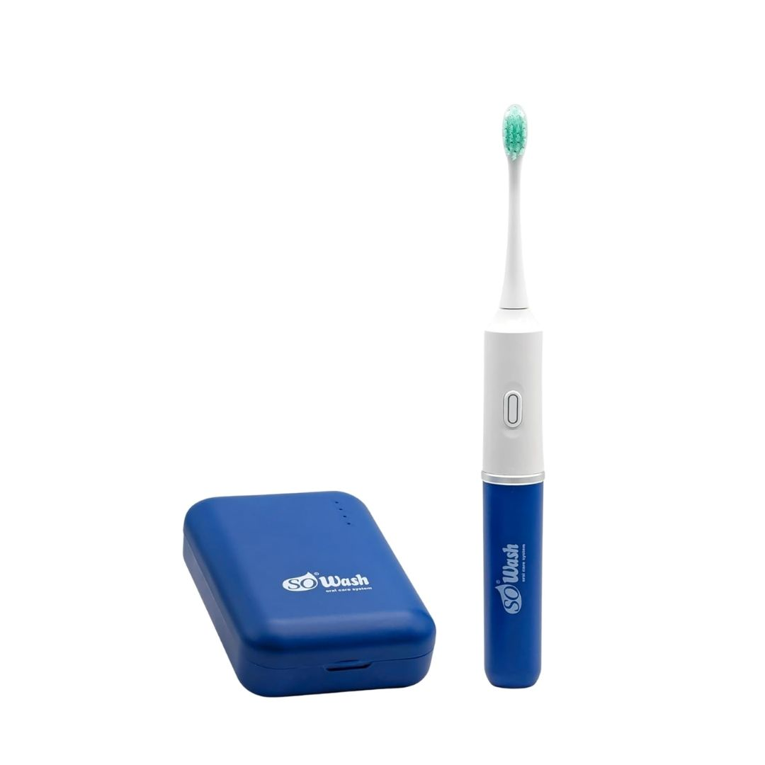 Uno spazzolino elettrico e una custodia su sfondo bianco. Lo spazzolino è bianco e blu, la custodia è blu. Lo spazzolino ha una testina verde.
