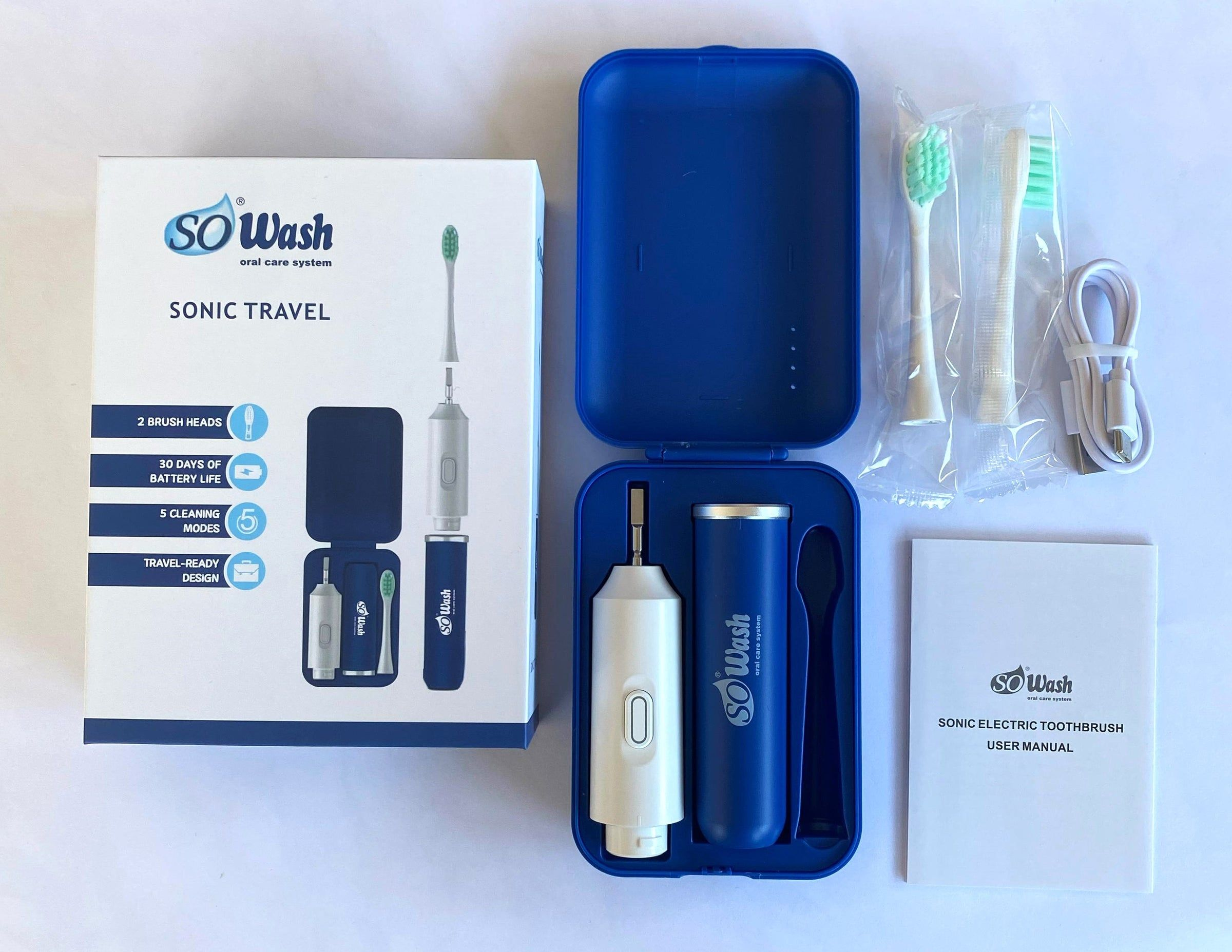 Una scatola aperta mostra un kit spazzolino con custodia blu e scatola bianca. I contenuti includono spazzole e accessori.
