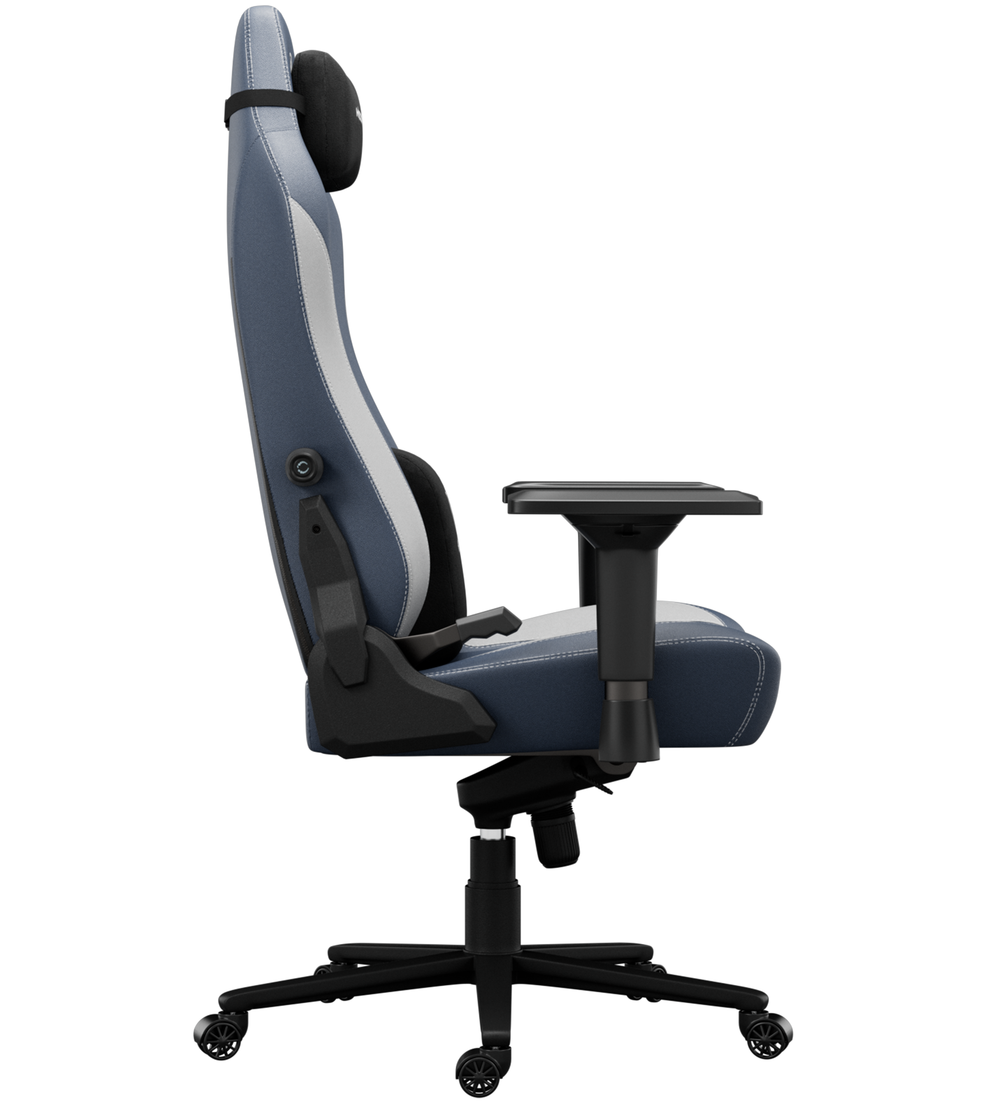 Een blauw-witte gamingstoel. Hij heeft een hoofdsteun en armleuningen. De stoel staat op wielen en heeft een zwart onderstel.