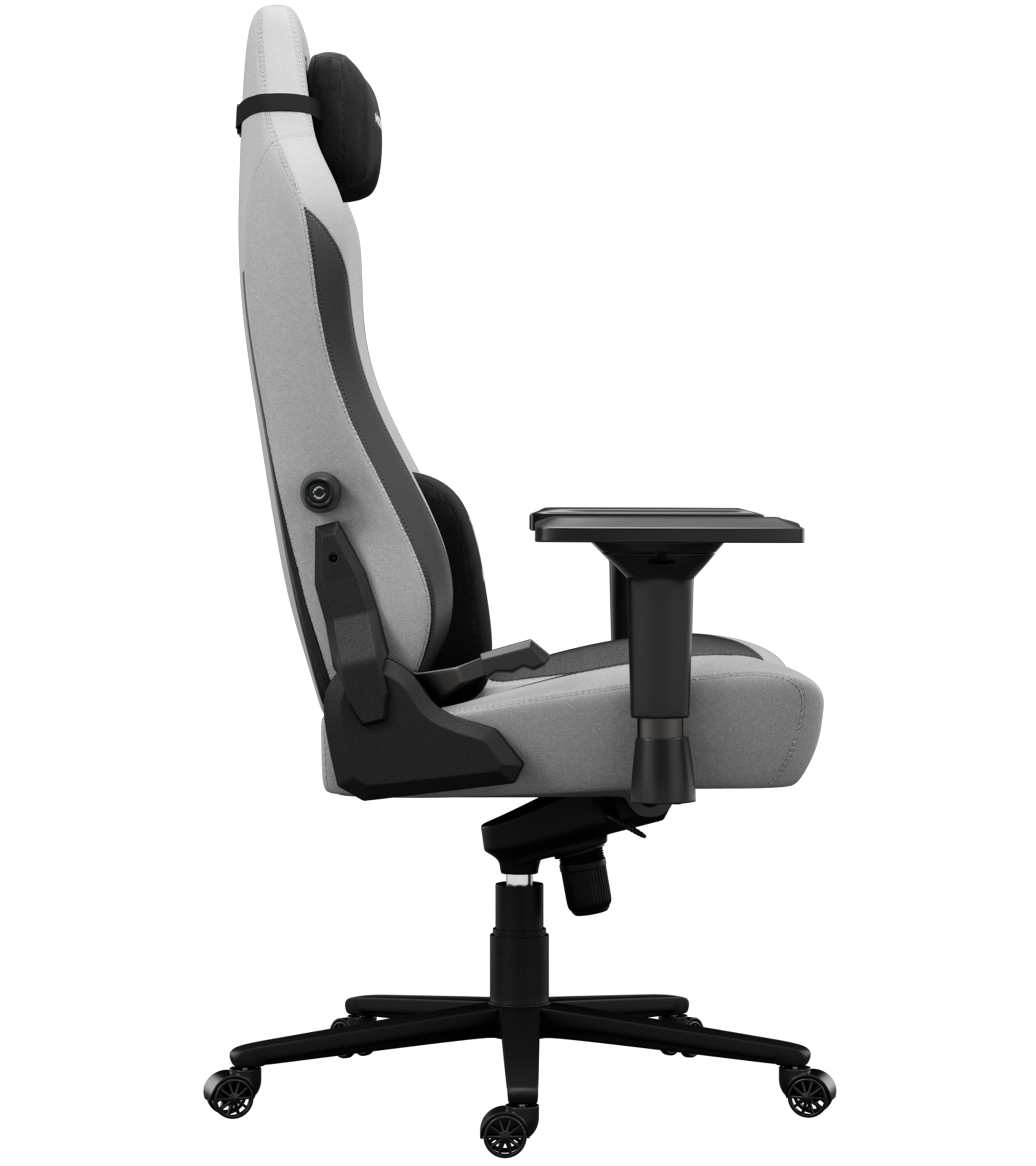 Chaise gaming avec design gris et noir. Comprend un appui-tête, des accoudoirs et une base à cinq étoiles avec roues.