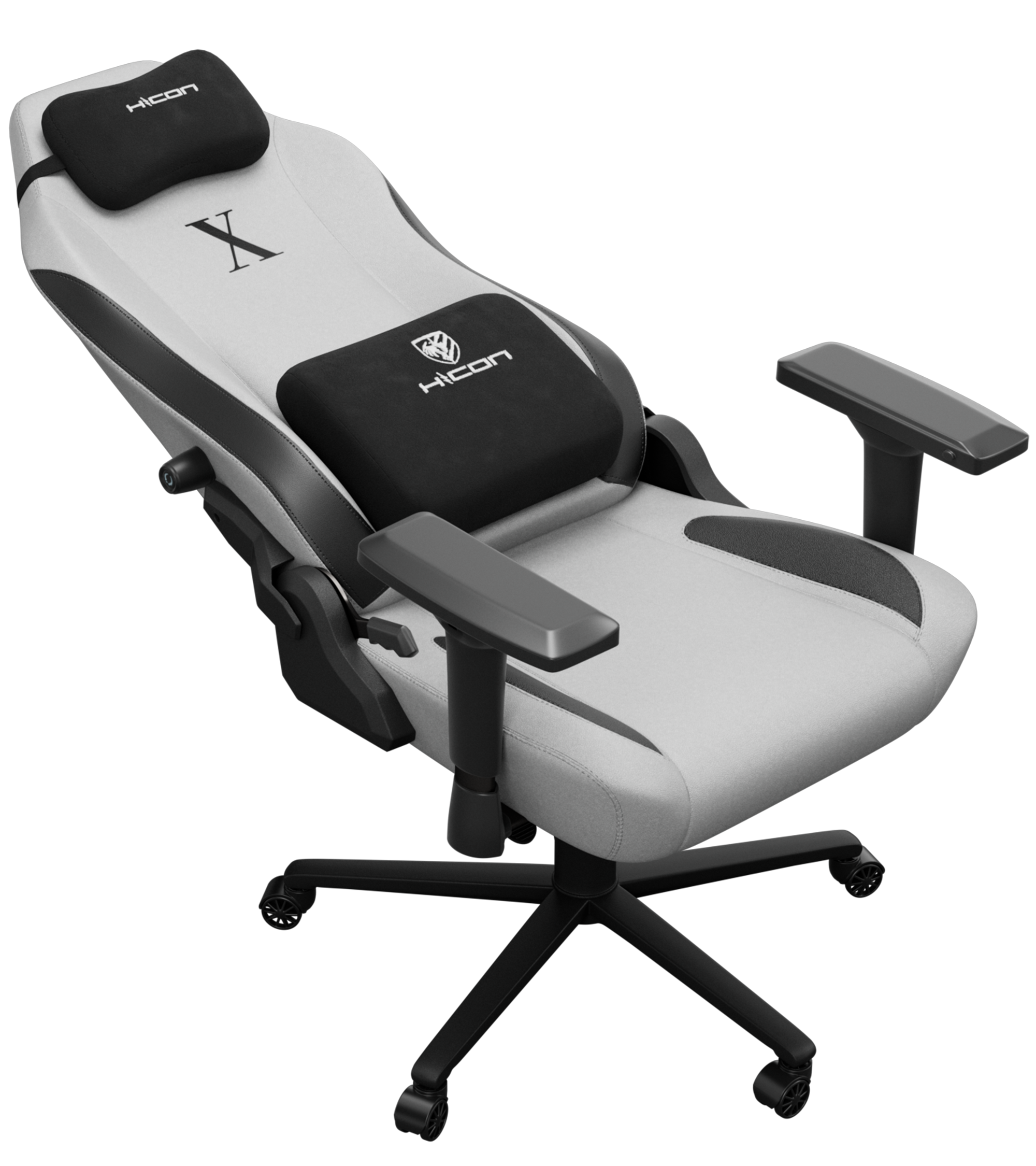 Une chaise de jeu grise et noire avec appui-tête et support lombaire. Elle a des accoudoirs et une base noire avec des roues.