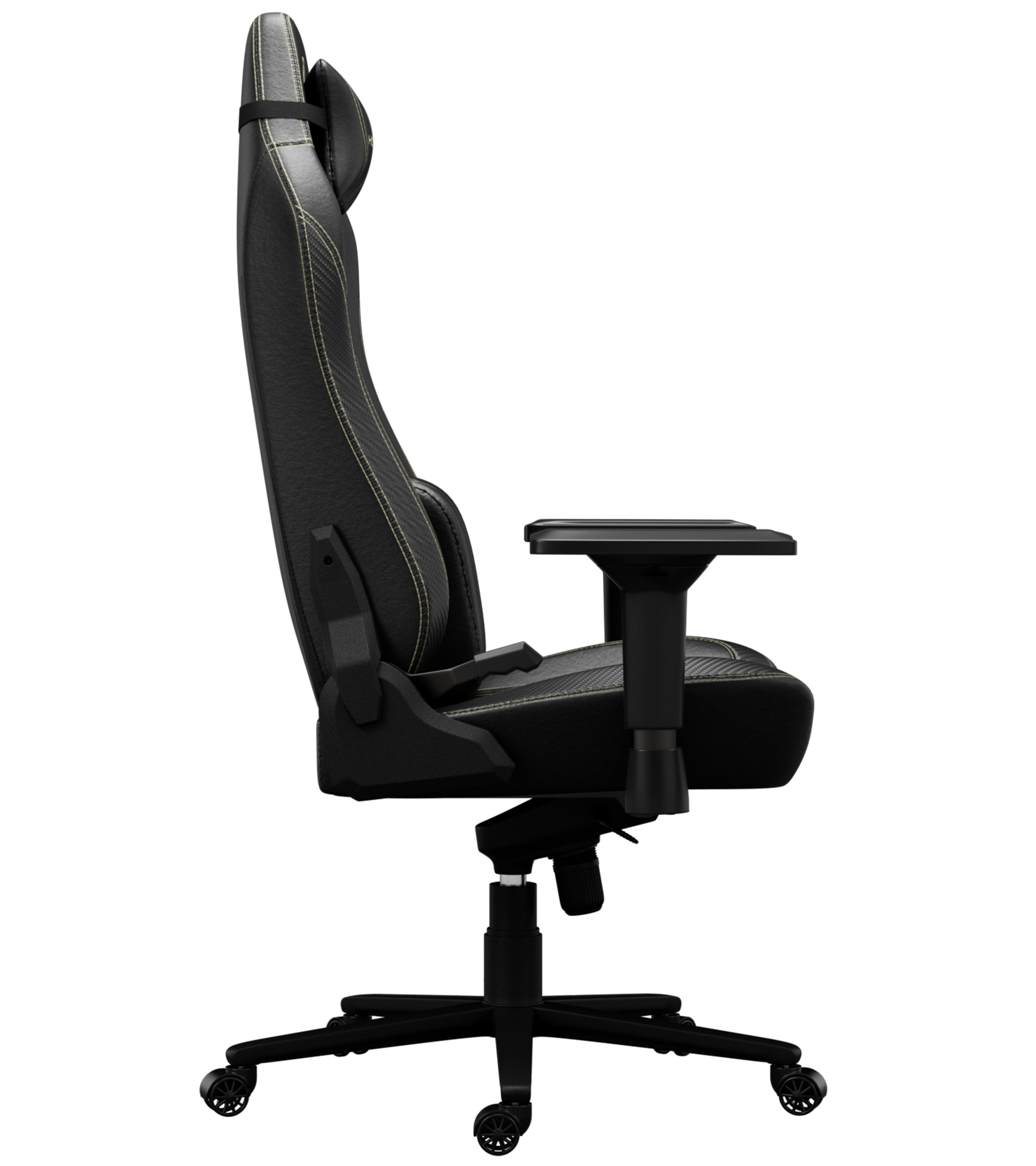 Une chaise de jeu noire avec des coutures jaunes. Elle a des accoudoirs et un appui-tête, sur fond noir.