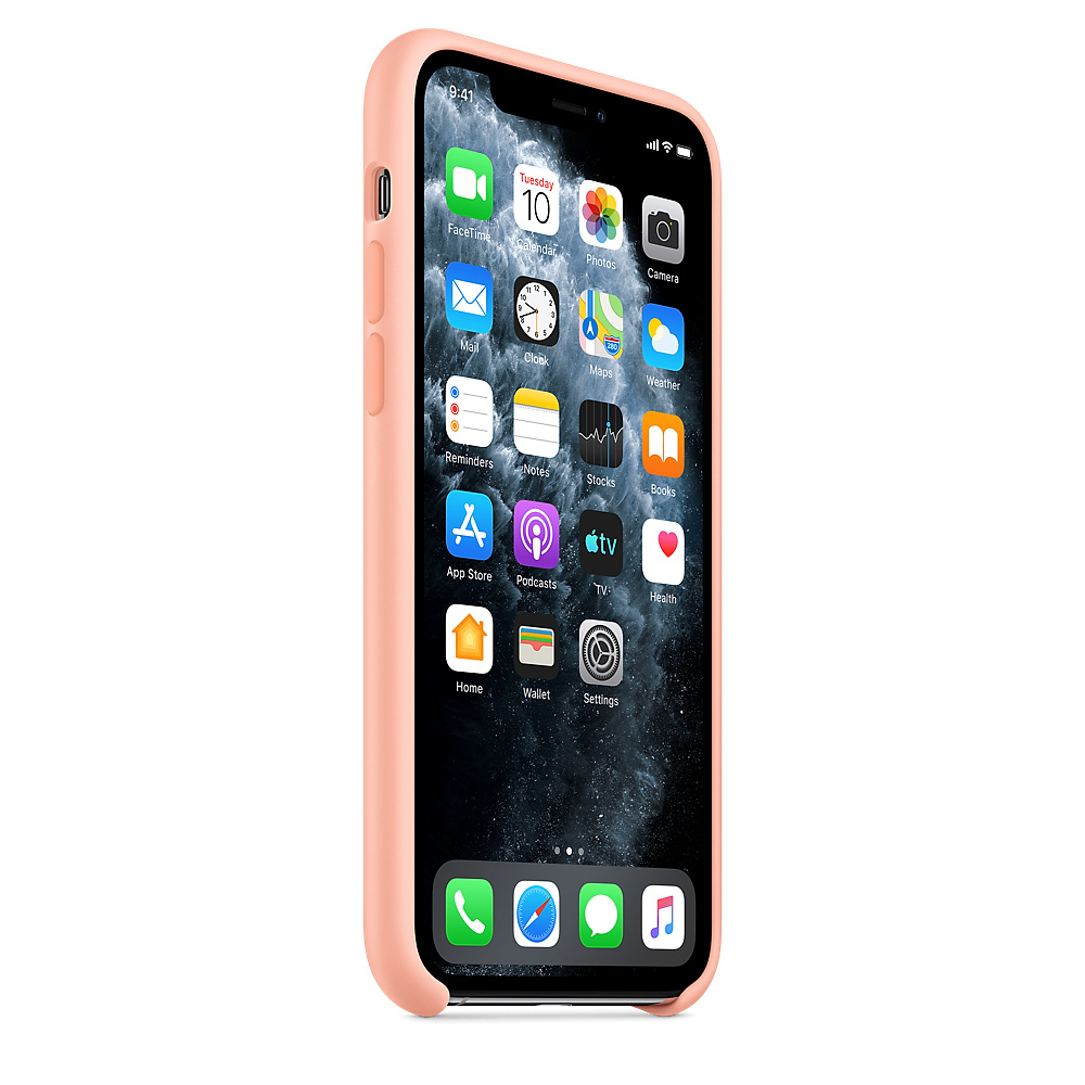 Un iPhone dans un étui couleur saumon affiche l'écran d'accueil avec des icônes d'applications. Le téléphone est légèrement incliné. Fond blanc.